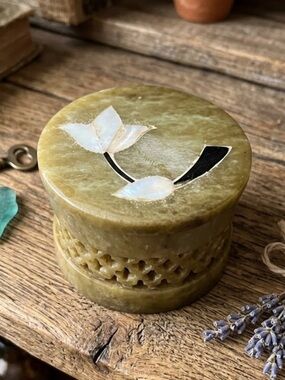 Vintage hand-carved olive-green soapstone trinket or pill box
Floral inlay